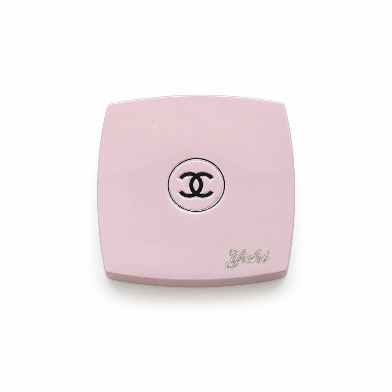 白背景で撮影したピンクのCHANELコンパクトミラーへ名入れしたEIGHTの実制作例