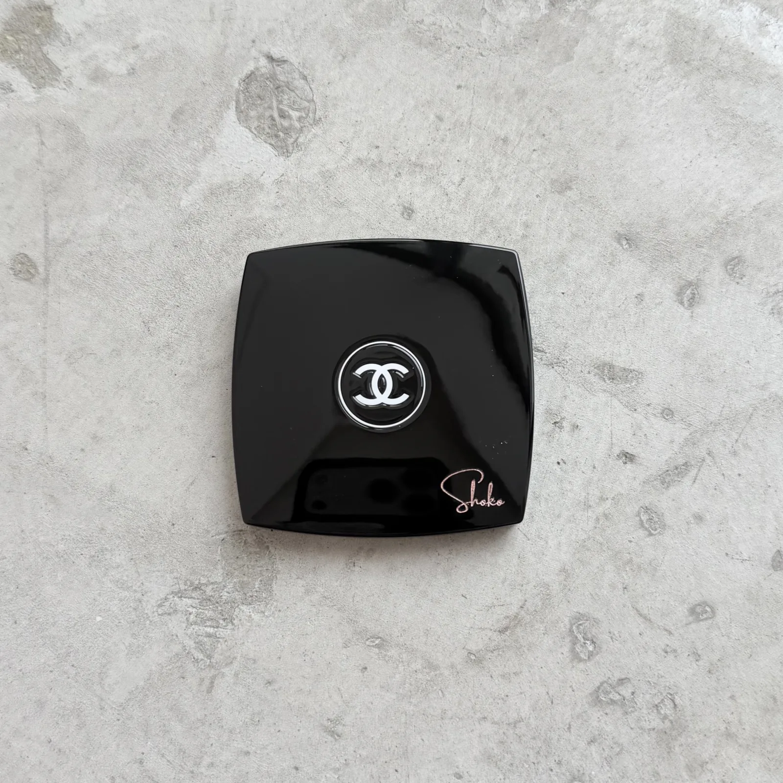 黒いCHANELコンパクトミラーへShokoと名入れしたEIGHTの実制作例