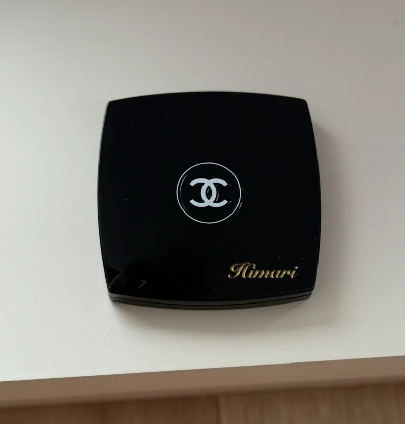 黒いCHANELコンパクトミラーへHimariと名入れした実制作例