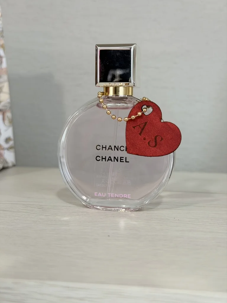 CHANELの香水ボトルへハート型チャームでイニシャルを名入れしたEIGHTの実制作例