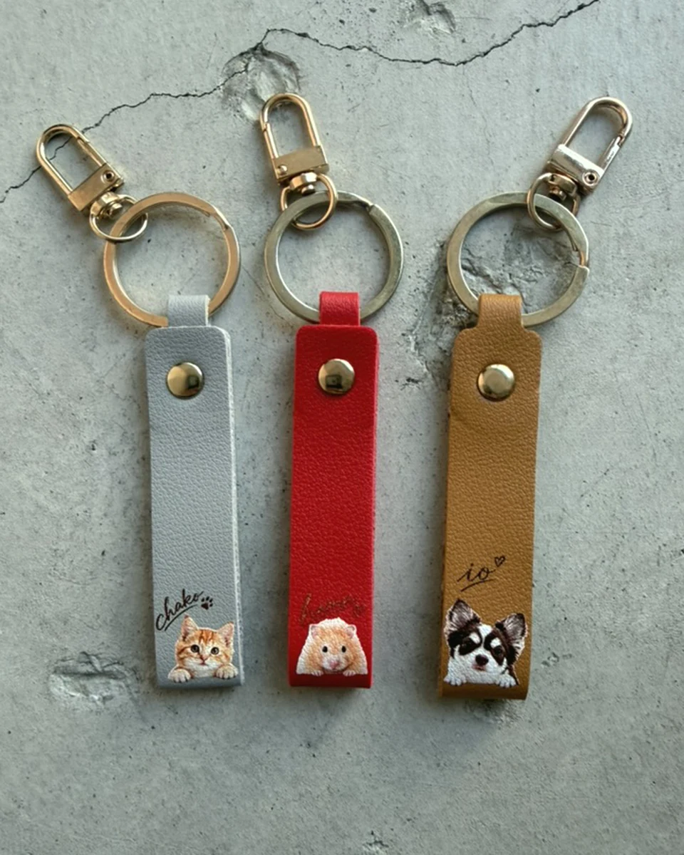 犬・猫などの写真と名前をプリントした3本のレザーキーホルダー
