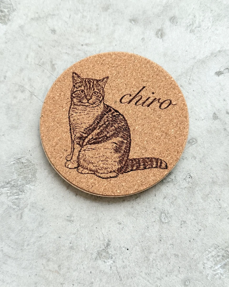 猫chiroの線画と名前をレーザー加工したコルクコースター