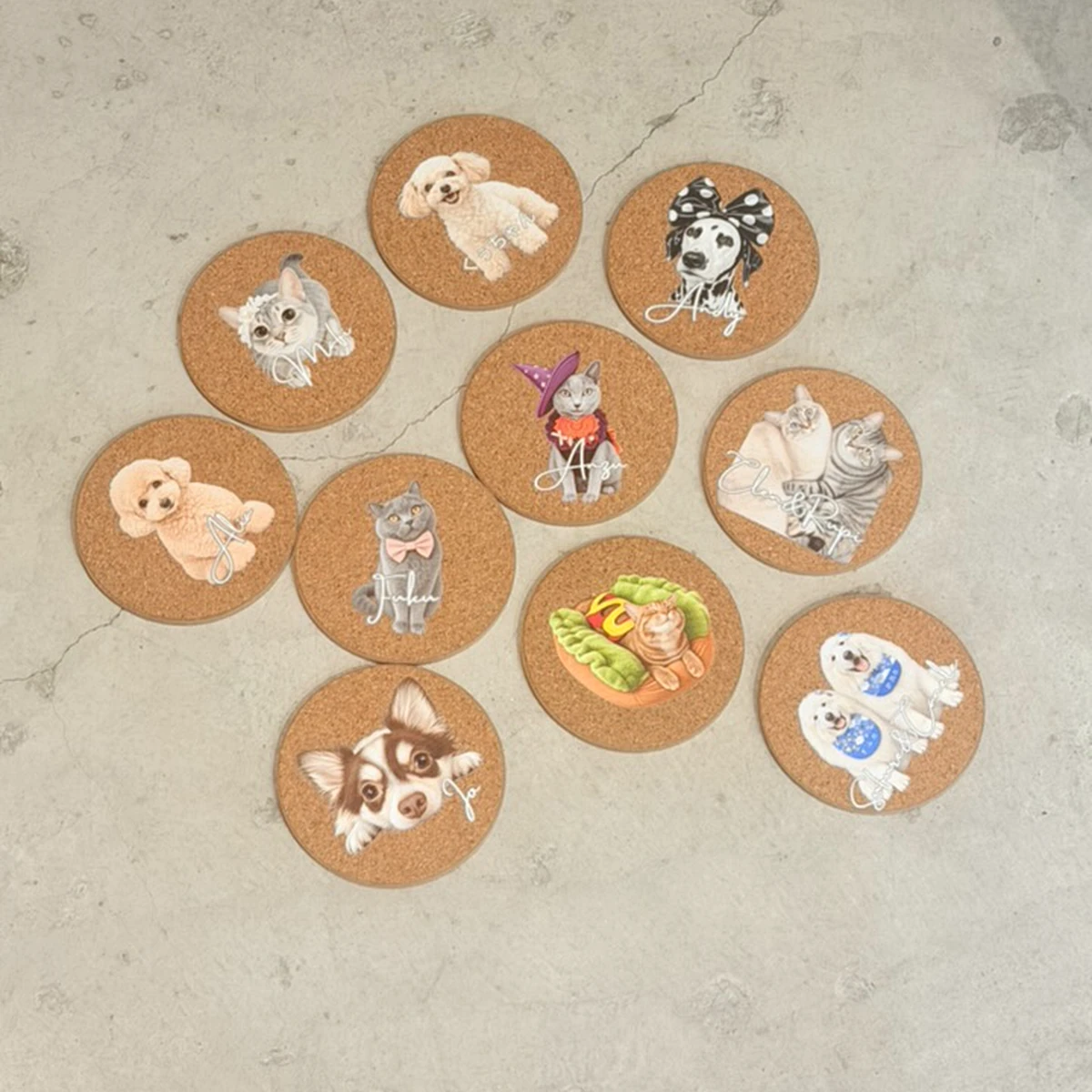 犬・猫などの写真をデザインした円形コルクコースターの集合