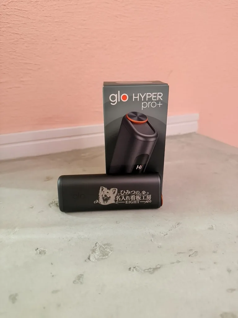 EIGHTのロゴを刻印したglo加熱式タバコ端末