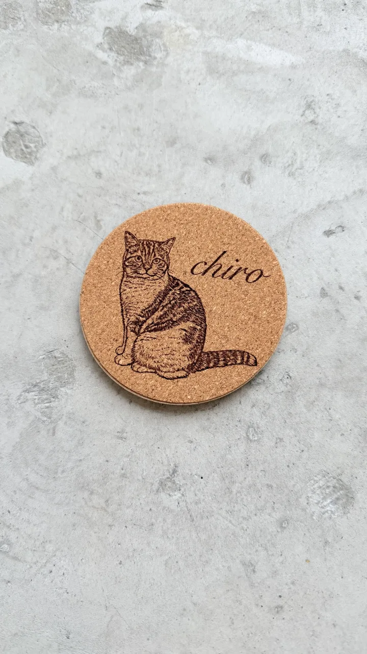 猫のイラストと名前を刻印した木製コースター