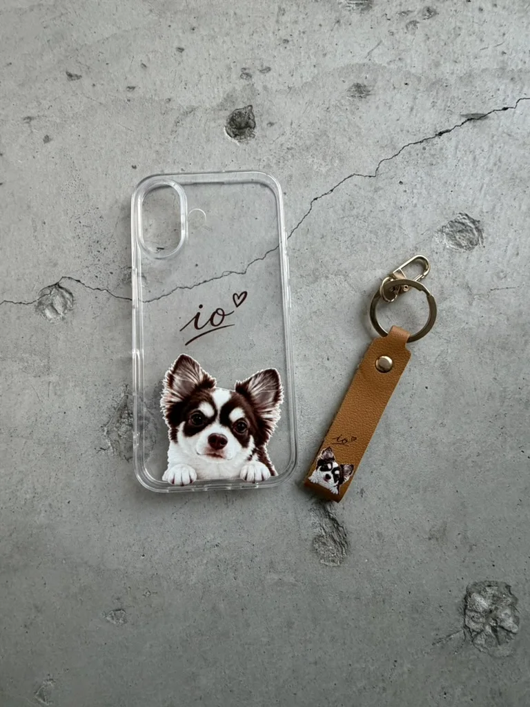 愛犬の写真と名前をデザインしたスマホケースと革製キーホルダー