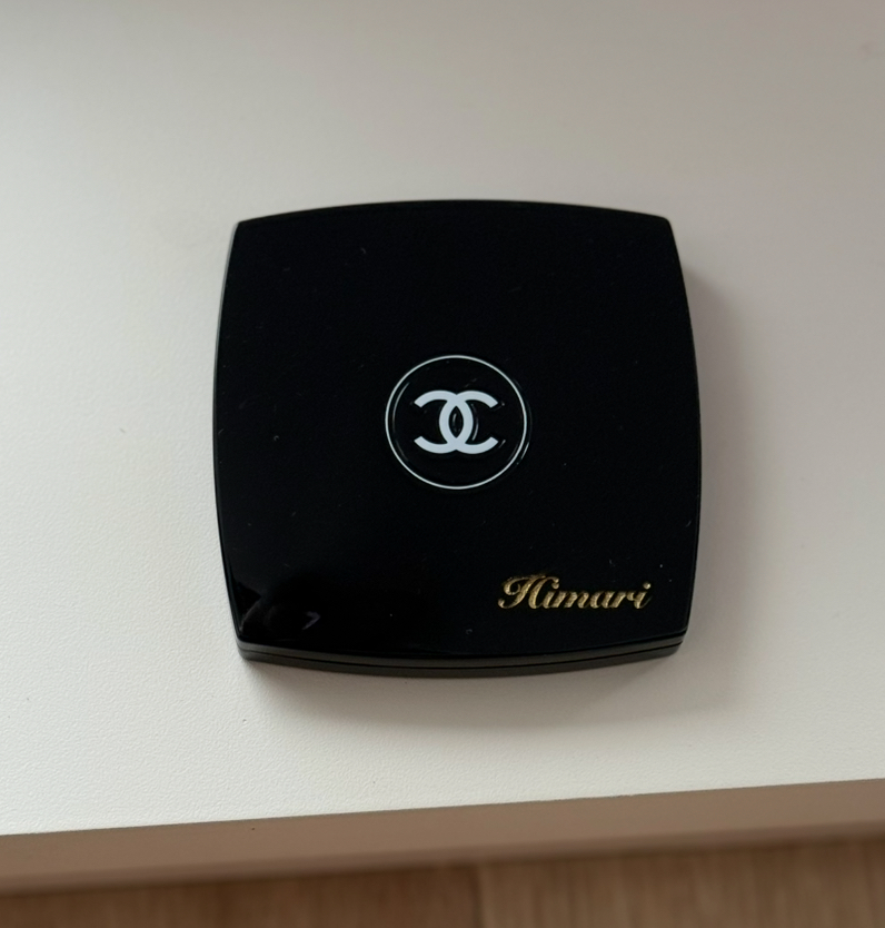 名入れを施した黒いCHANELコンパクトミラー
