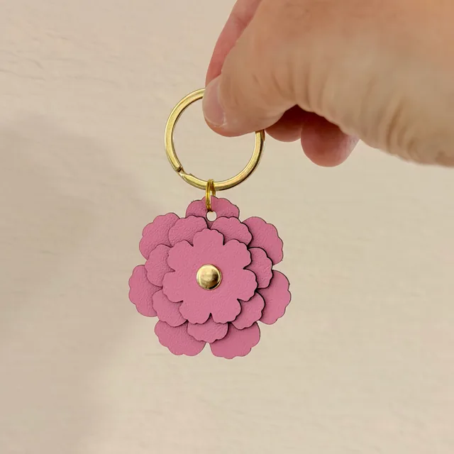 花をかたどったピンク色のチャーム