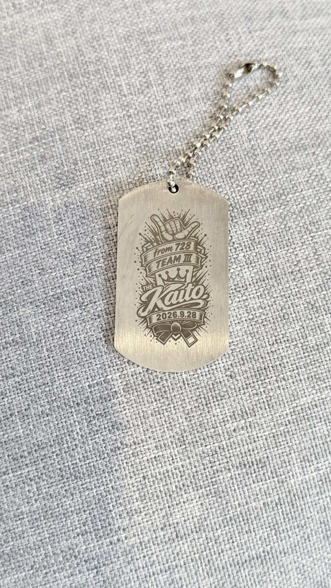 チームデザインを施した金属タグ