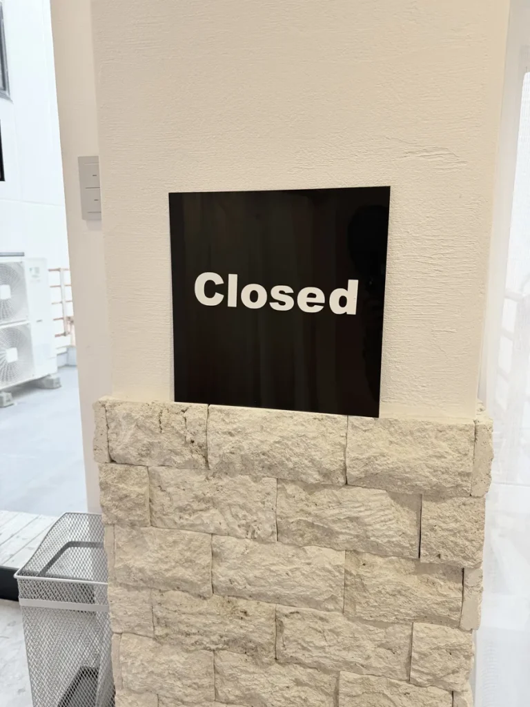 店舗入口の壁面にあるClosed表示