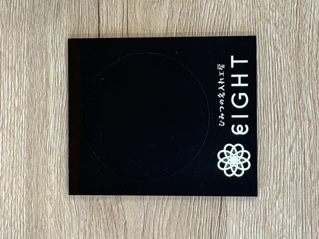 黒いプレートに白いEIGHTロゴと工房名を表示した写真