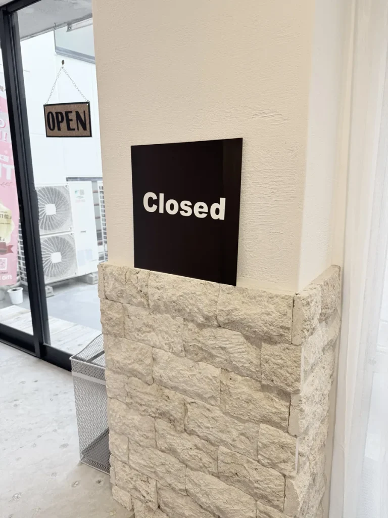 店舗入口を斜めから見たOPENとClosedの表示