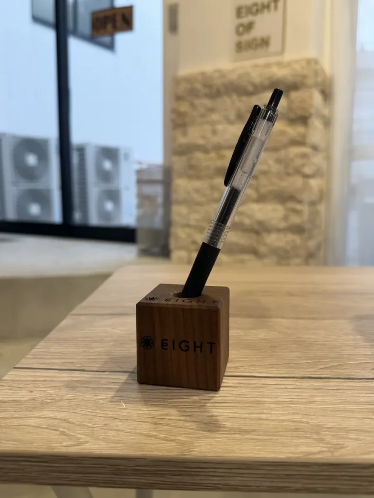 EIGHTロゴが正面に見えるペン立てと差し込まれたペン