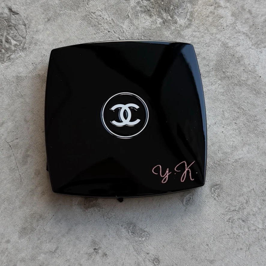 CHANELコンパクトミラーへのイニシャル名入れの写真