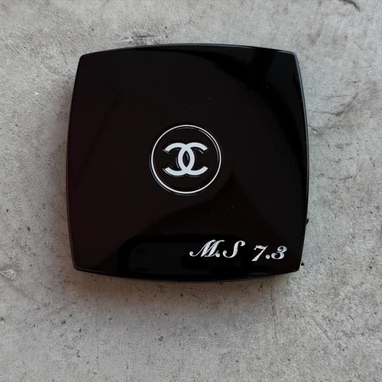 CHANELコンパクトミラーへの文字と数字の名入れの写真
