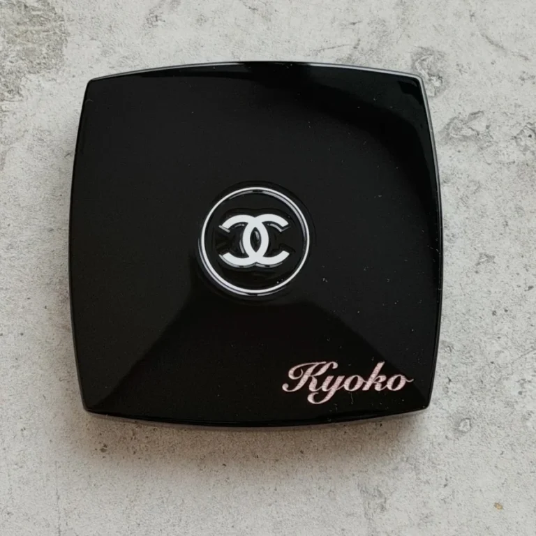 CHANELコンパクトミラーへのローマ字名入れの写真