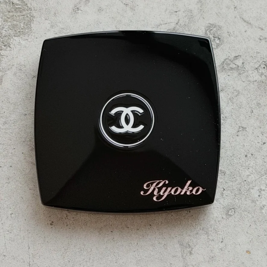 CHANELコンパクトミラーへのローマ字名入れの写真