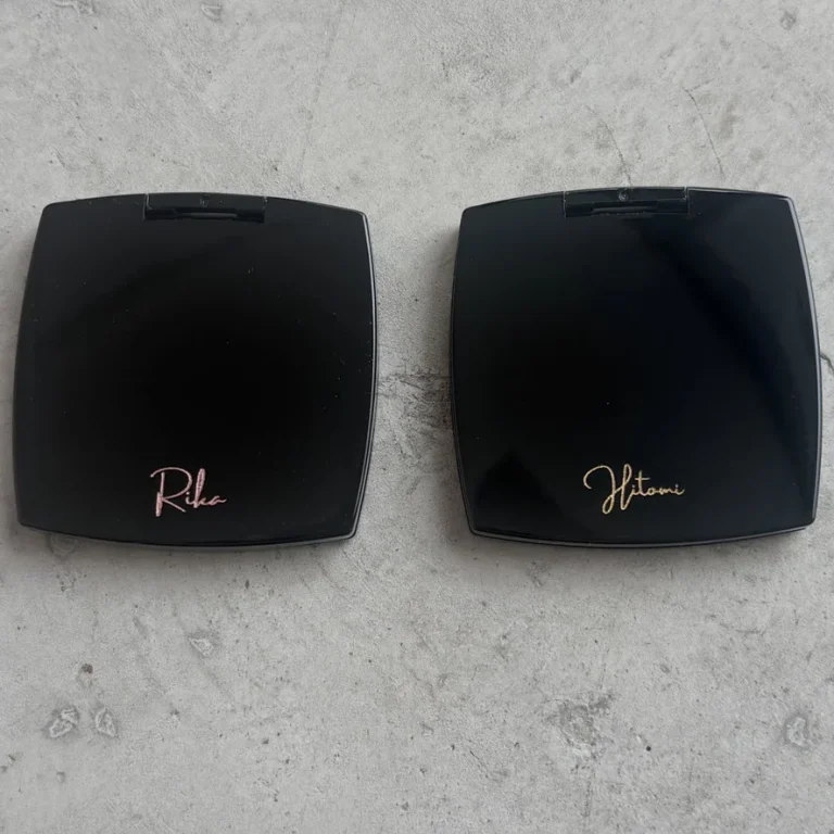 CHANELコンパクトミラー2点へのペア名入れの写真