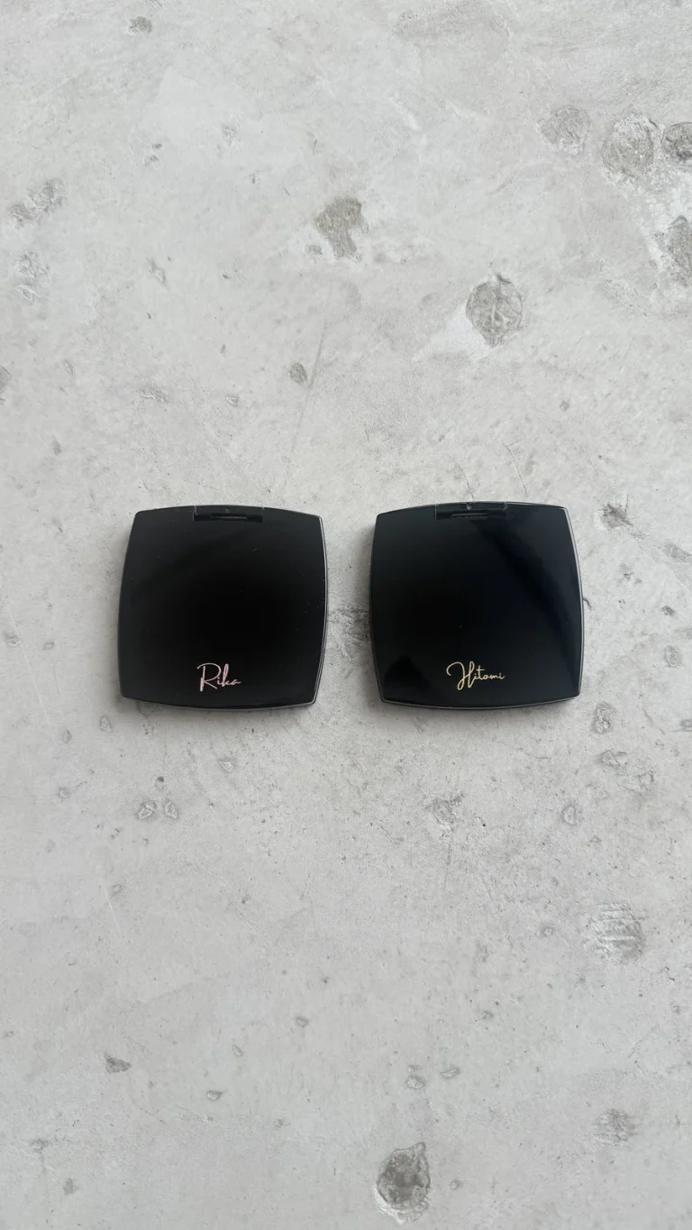 CHANELコンパクトミラー2点へのペア名入れの別角度の写真