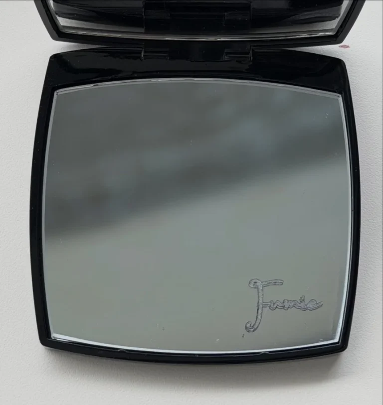 CHANELコンパクトミラーの鏡面への文字入れの写真