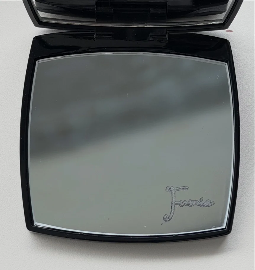 CHANELコンパクトミラーの鏡面への文字入れの写真