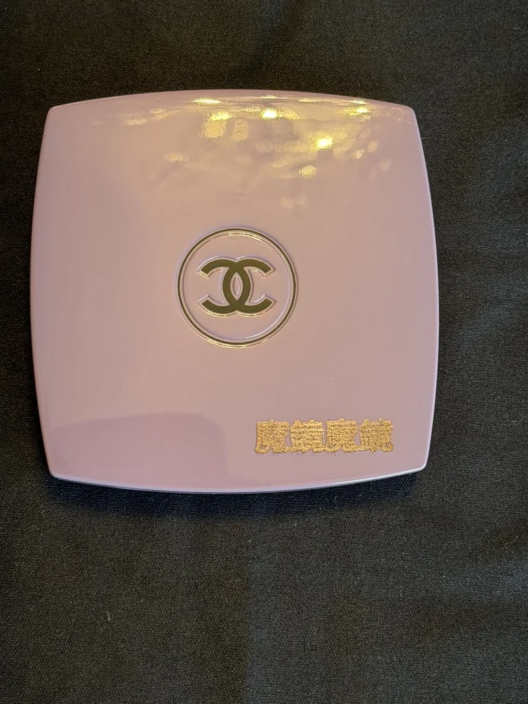 ピンクのCHANELコンパクトミラーへの文字入れの写真