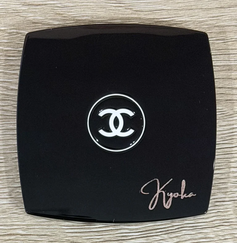 CHANELコンパクトミラーへの筆記体名入れの写真
