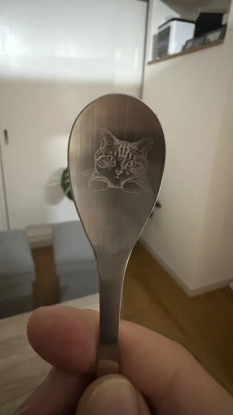猫の図柄入り木製スプーンの完成写真