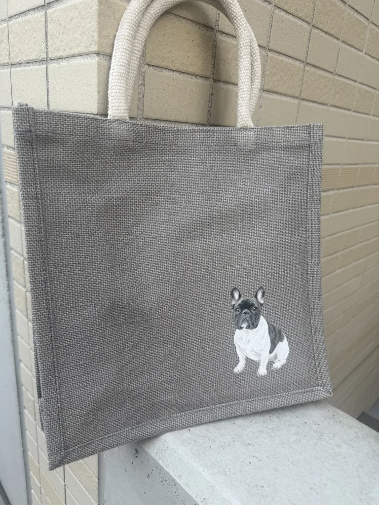 犬のイラスト入りグレーのトートバッグの写真