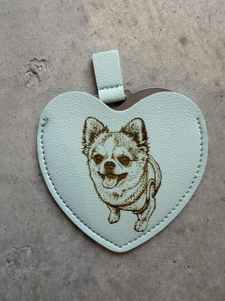 犬のイラスト入りハート型チャームの写真