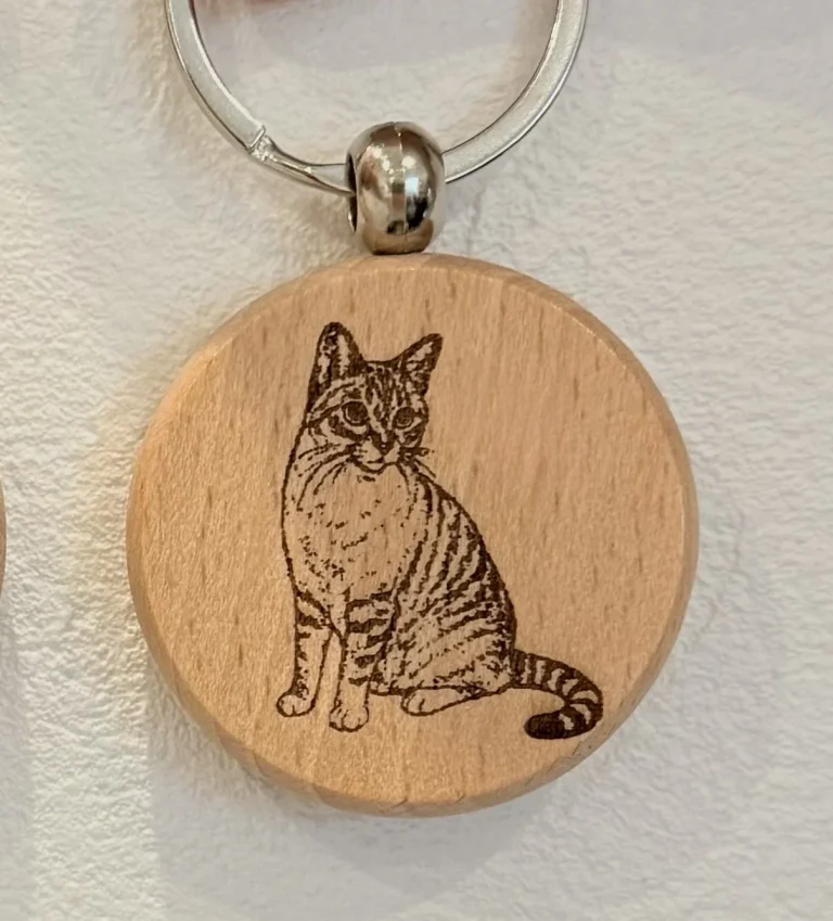 猫のイラスト入り木製キーホルダーの完成写真