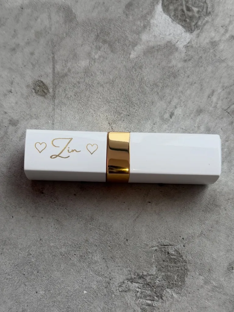 装飾文字入りリップケースへの名入れの写真