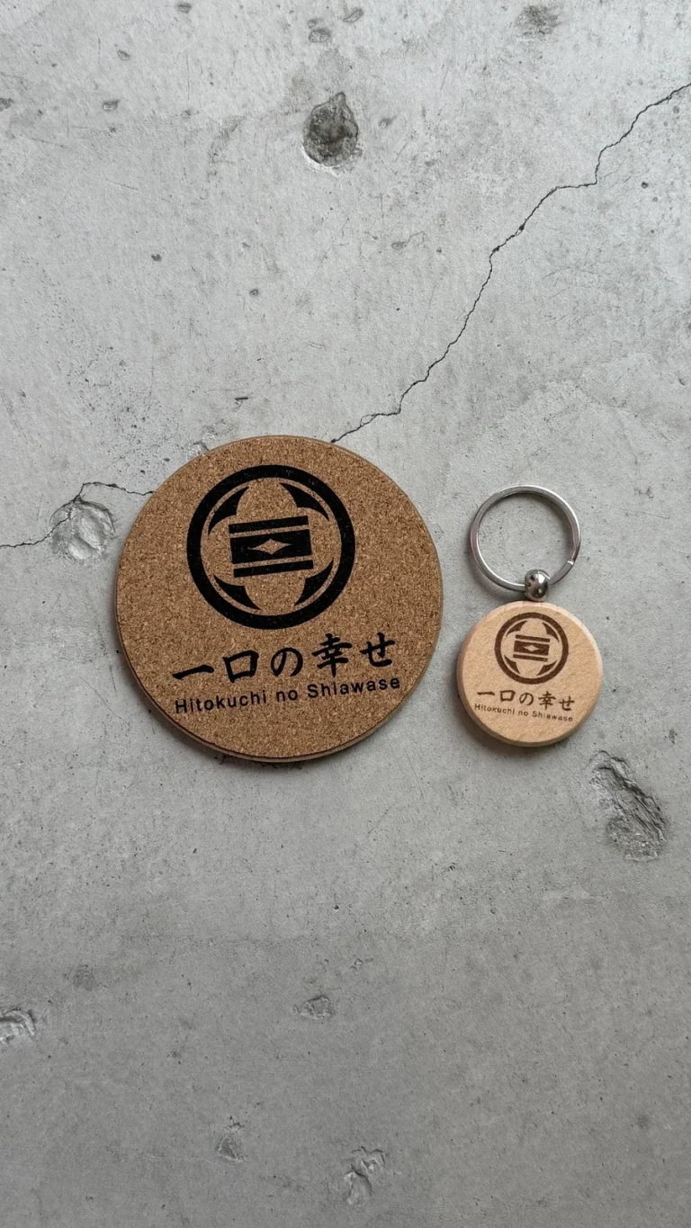 ロゴ入りコルク製チャームの完成写真