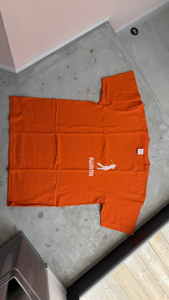 文字入りオレンジ色Tシャツの完成写真