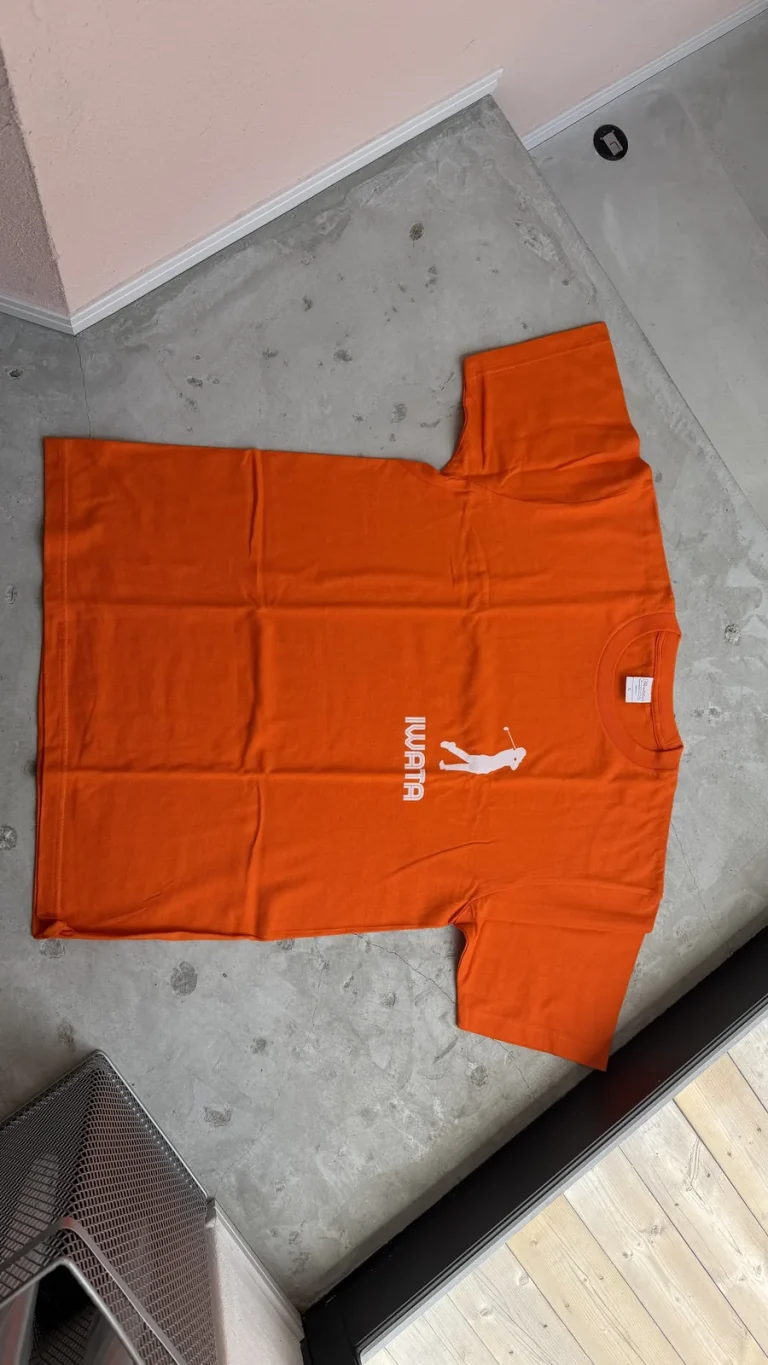 文字入りオレンジ色Tシャツの完成写真