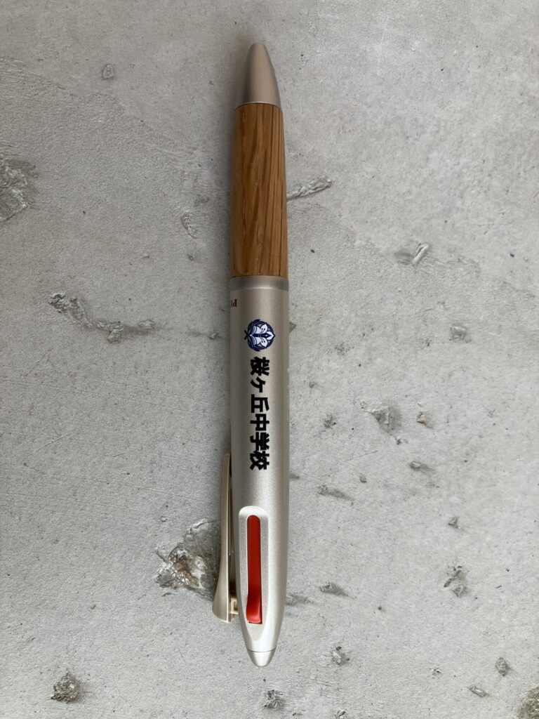 学校の校章を入れたボールペン