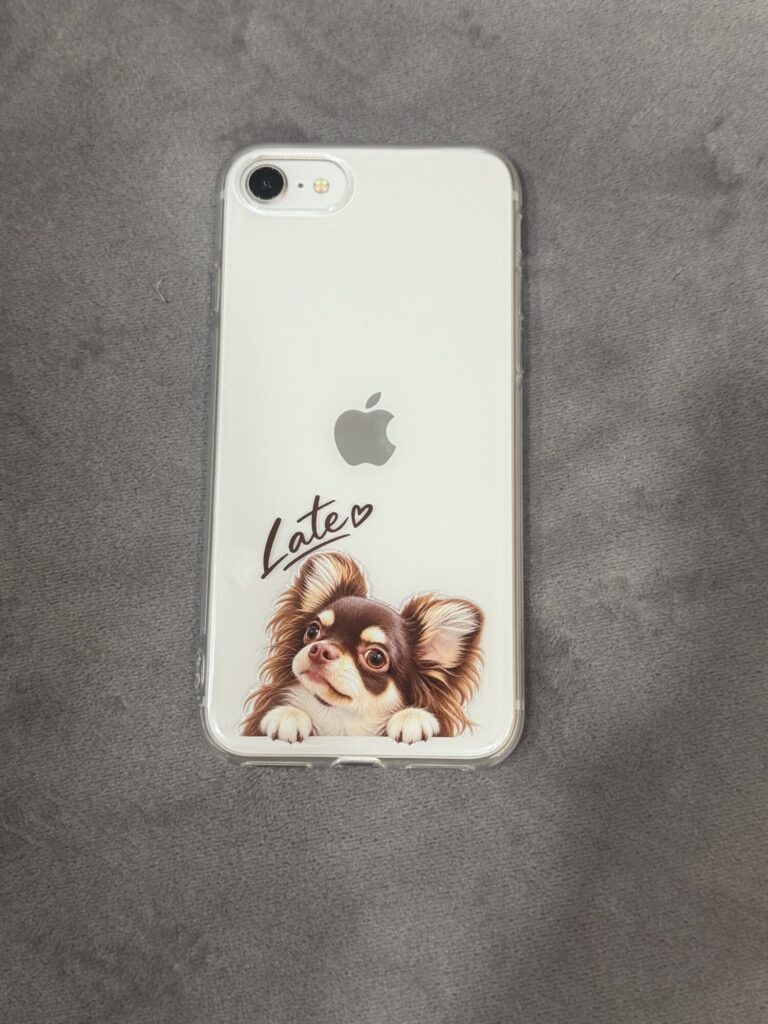愛犬のイラストをプリントしたスマホケース